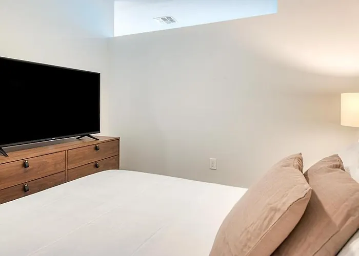 Landing Modern With Amazing Amenities Tempe